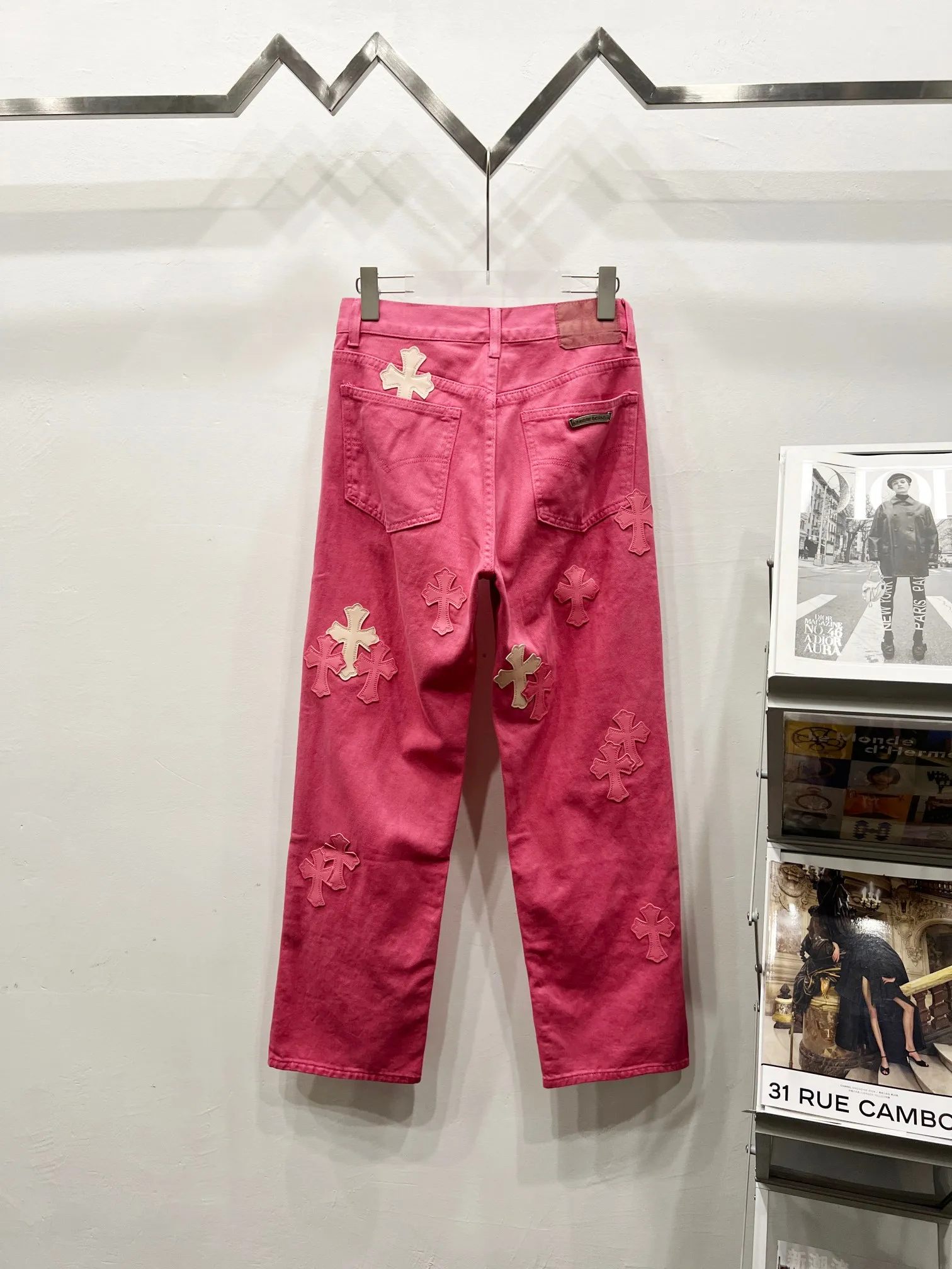 P260 style number: (c023) Chrome Hearts CH Chrome Hearts The same jeans worn by Fan Bingbing’s brother Fan Chengcheng exudes uninhibited personality and unique charm. Every wear and tear is carefully designed to present a unique artistic feel. Made of imported denim fabric, which has undergone heavy industrial washing and destruction treatment, the trousers show a super cool effect on the upper body, allowing you to dominate the fashion stage.  This is more than just a pair of jeans, it is an expression of attitude. With its unique design concept and ultimate pursuit of details, Croxin breaks traditional boundaries and defines the jeans trend in the new era. The trousers are made of double-layer woven fabric and matched with customized hardware, showing an incomparably beautiful and unique style, making every wearer the focus of fashion. Imported denim fabric, super heavy-duty washed and damaged, the upper body is super cool! Customized hardware, incomparably good-looking model. The production process is difficult. It has a high-street feel. Color: pink Size: 28, 30, 32, 34